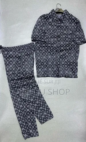 Ensemble Louis Vuitton, Gucci Disponible