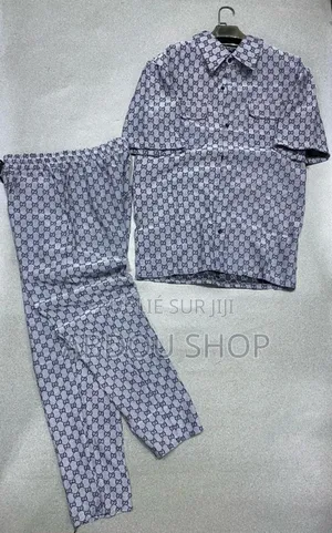 Ensemble Louis Vuitton, Gucci Disponible