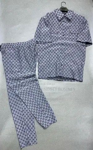 Ensemble Louis Vuitton, Gucci Disponible