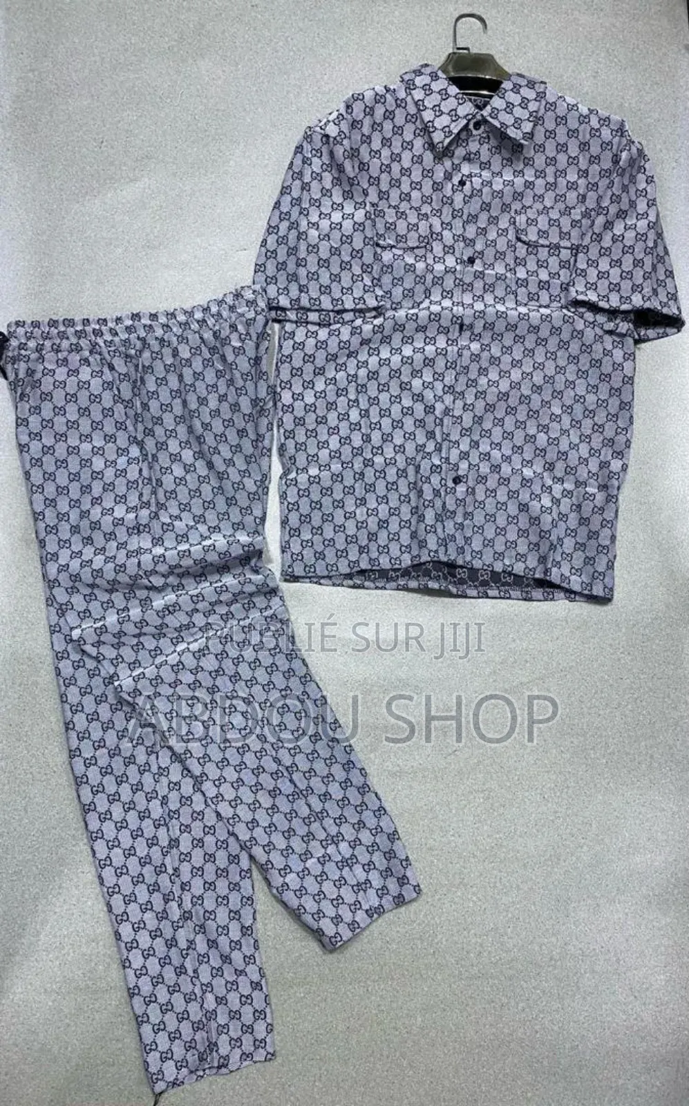 Ensemble Louis Vuitton, Gucci Disponible