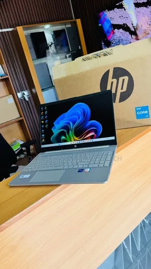 Nouveau Ordinateur portable HP 15S 16GB Intel Core i7 SSD 512GB