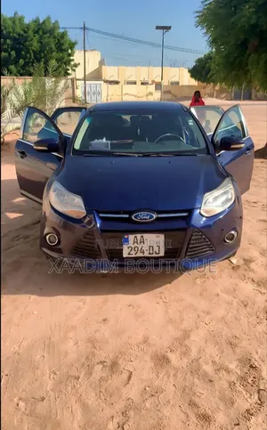 Ford Focus Titanium Sedan FWD (2.0L 4cyl 5M) 2013 Bleu