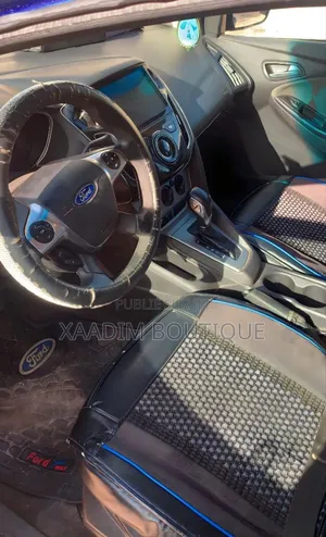 Ford Focus Titanium Sedan FWD (2.0L 4cyl 5M) 2013 Bleu