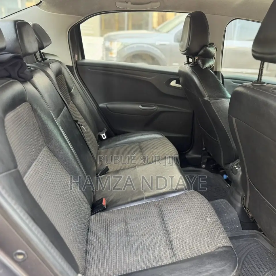 Peugeot 301 2021 Gris