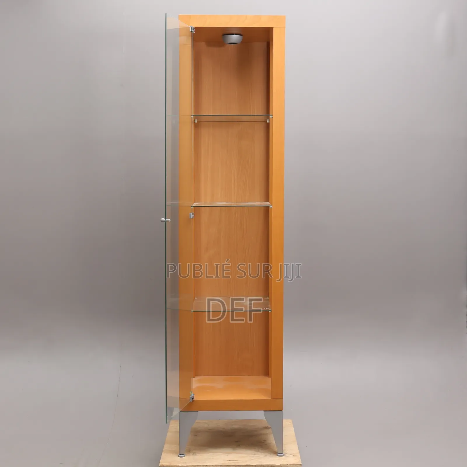 Paire De Vitrines en Bois Clair Avec Étagères en Verre.