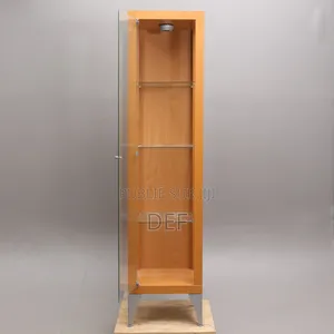 Paire De Vitrines en Bois Clair Avec Étagères en Verre.