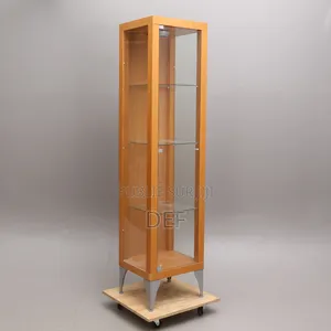 Paire De Vitrines en Bois Clair Avec Étagères en Verre.