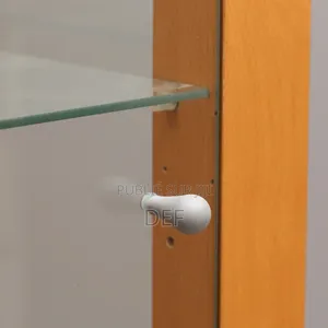 Paire De Vitrines en Bois Clair Avec Étagères en Verre.