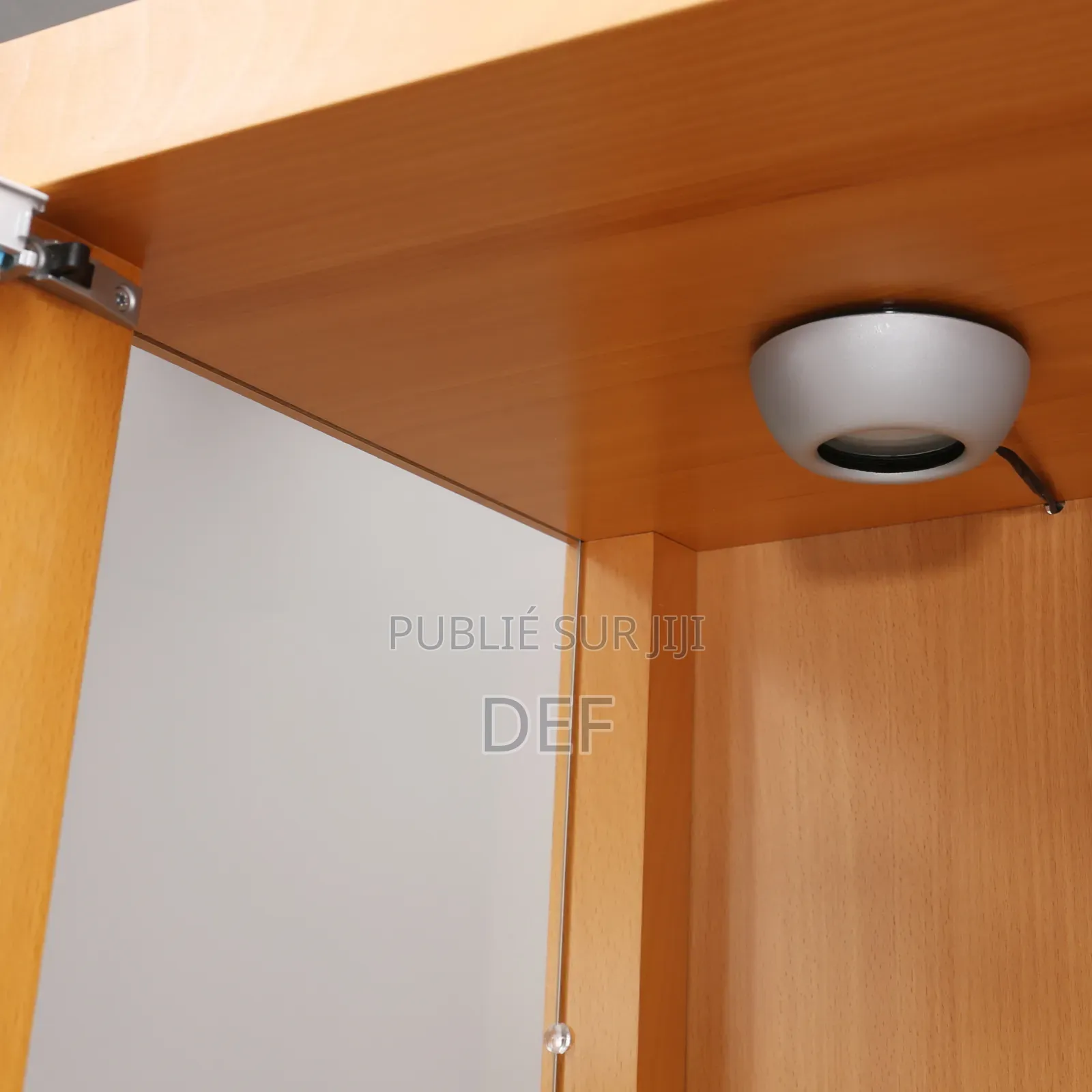 Paire De Vitrines en Bois Clair Avec Étagères en Verre.