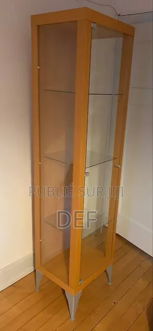 Paire De Vitrines en Bois Clair Avec Étagères en Verre.