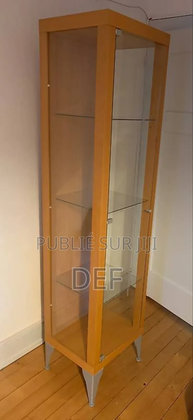 Paire De Vitrines en Bois Clair Avec Étagères en Verre.