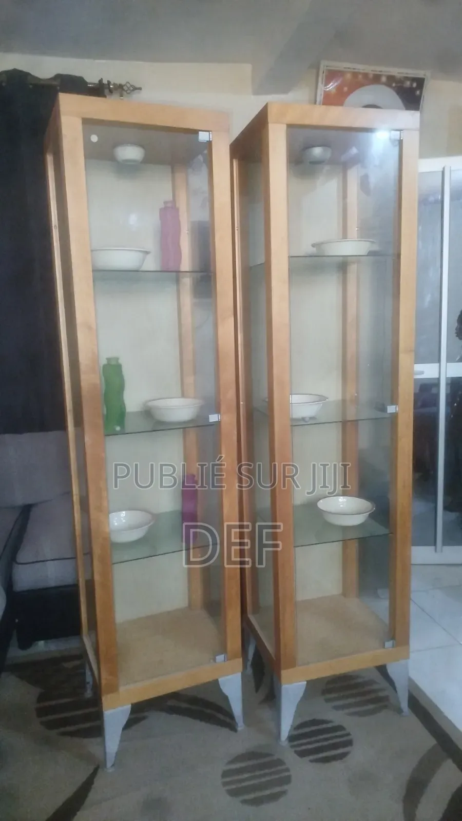 Paire De Vitrines en Bois Clair Avec Étagères en Verre.