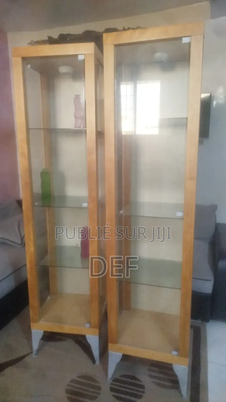 Paire De Vitrines en Bois Clair Avec Étagères en Verre.