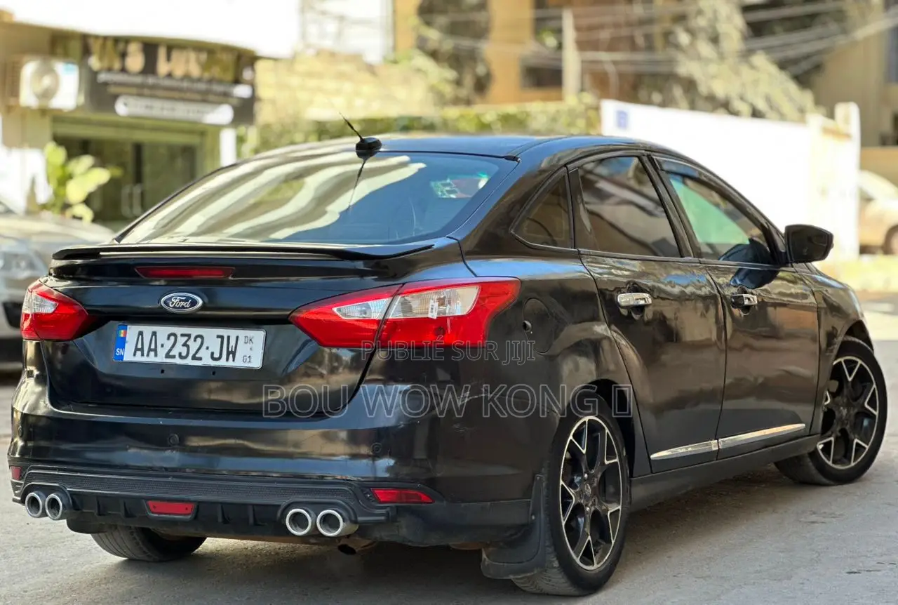 Ford Focus Titanium 4dr Hatchback (2.0L 4cyl 6AM) 2014 Noir