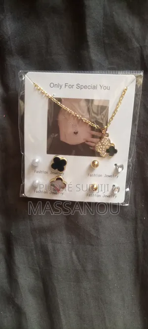 Collier Avec Un Ensemble De Boucles D'oreilles