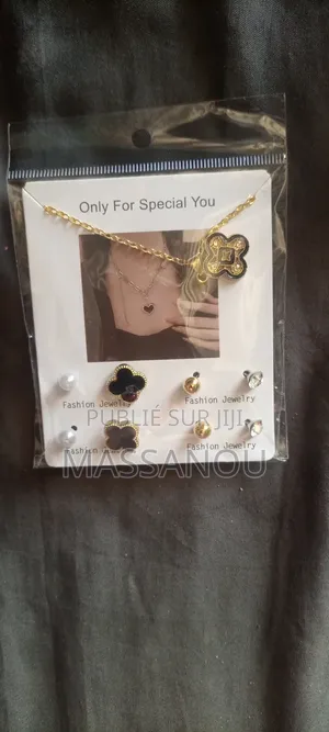 Collier Avec Un Ensemble De Boucles D'oreilles