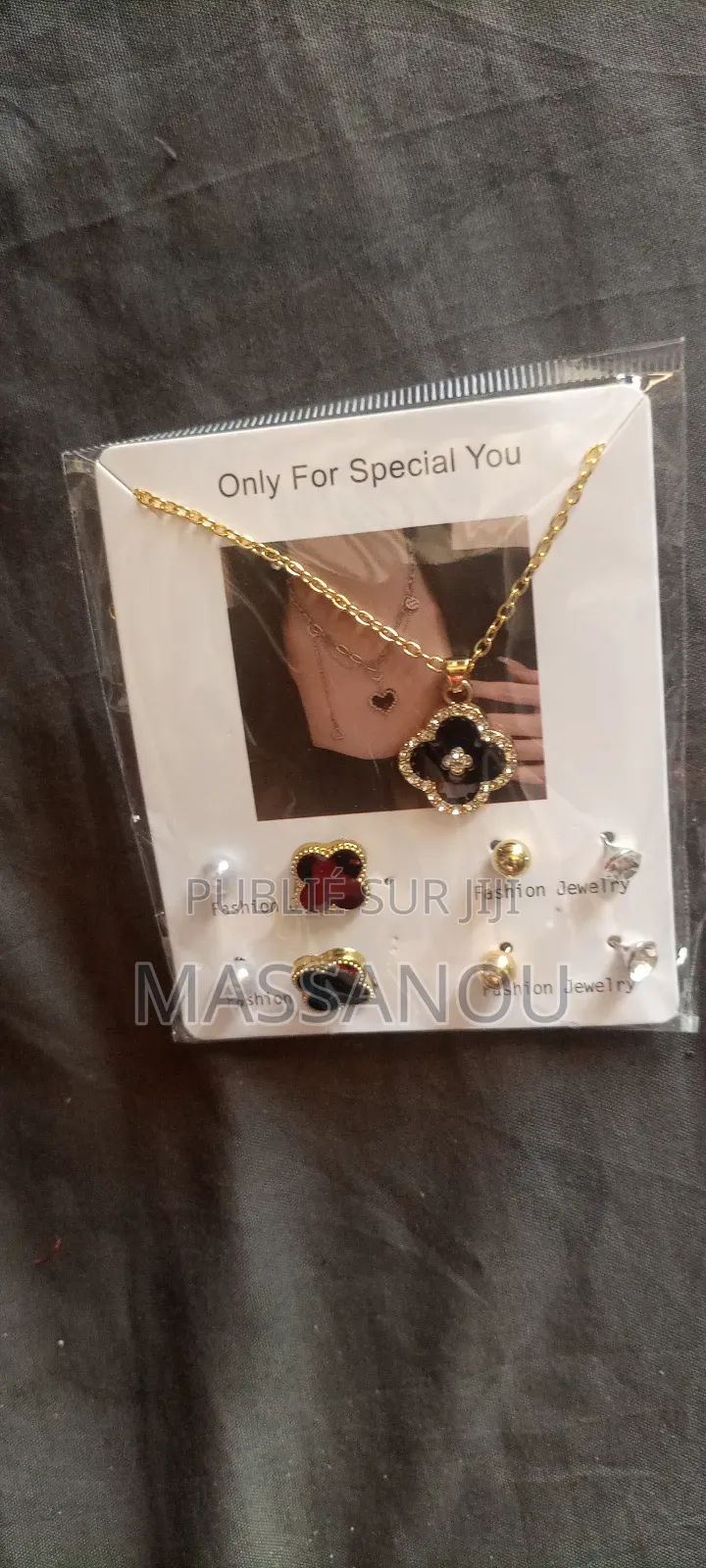 Collier Avec Un Ensemble De Boucles D'oreilles