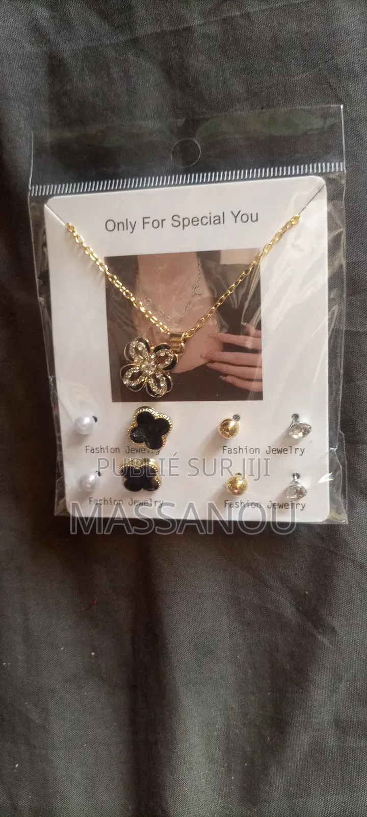 Collier Avec Un Ensemble De Boucles D'oreilles