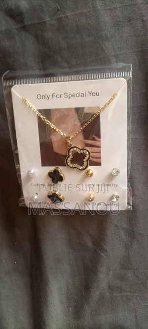 Collier Avec Un Ensemble De Boucles D'oreilles