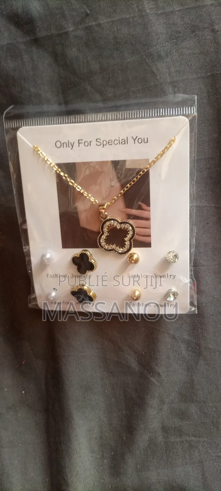 Collier Avec Un Ensemble De Boucles D'oreilles