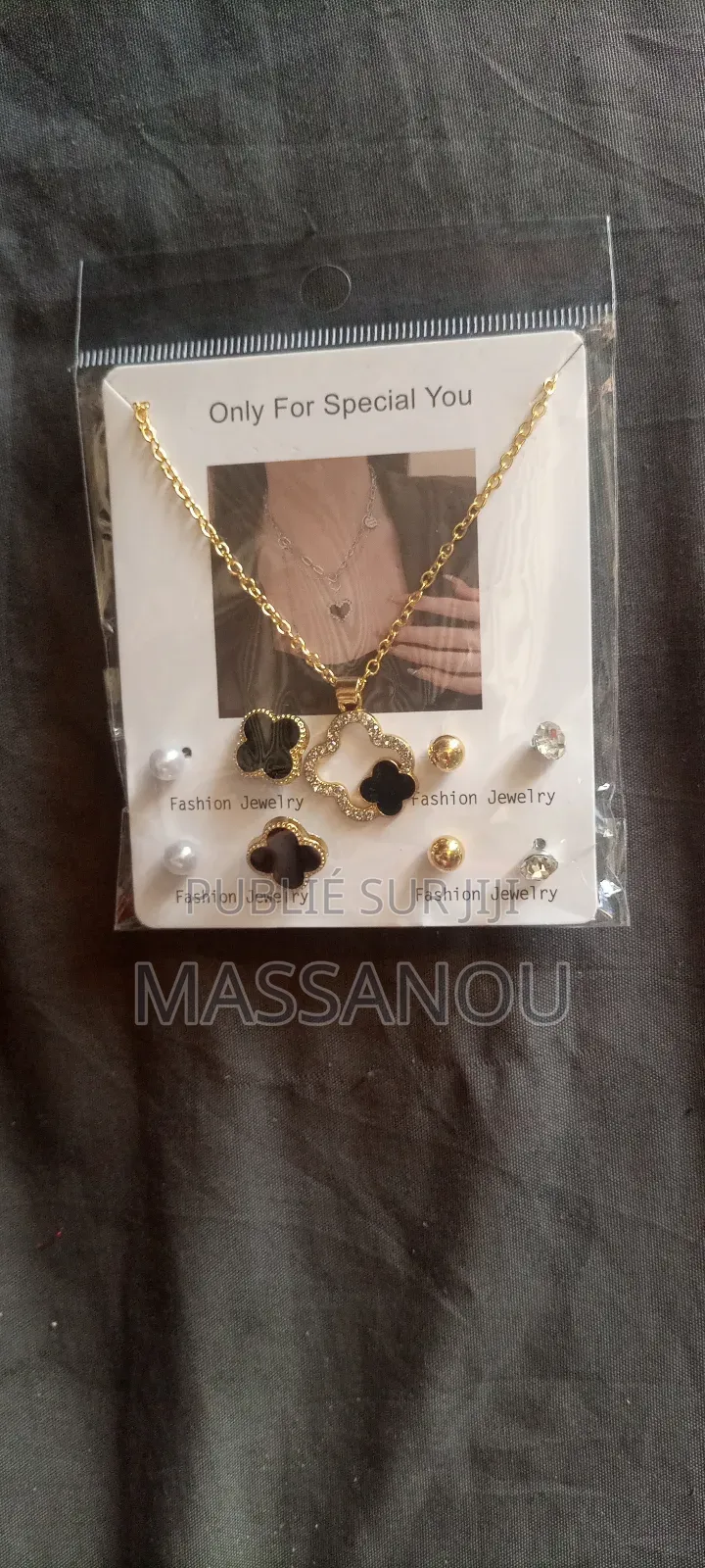 Collier Avec Un Ensemble De Boucles D'oreilles