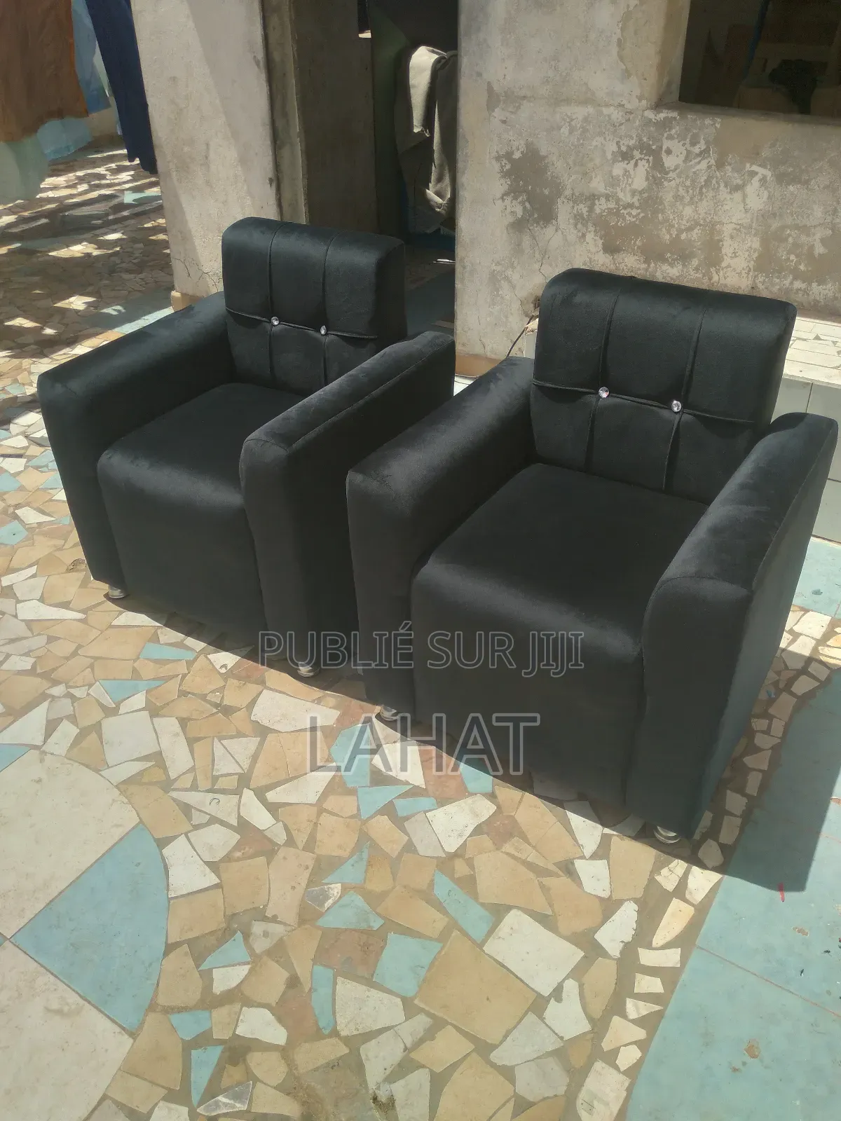 Tête-À-Tête Disponible