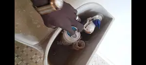 Une Chaise Anglais Et Un Lavabo