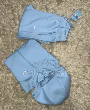 Nous Vendons Des Vêtements De Marque