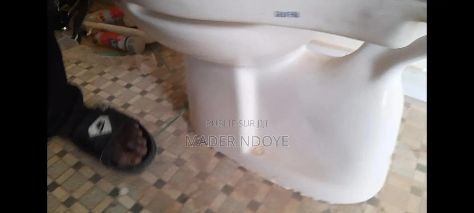 Une Chaise Anglais Et Un Lavabo