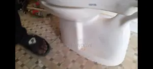 Une Chaise Anglais Et Un Lavabo