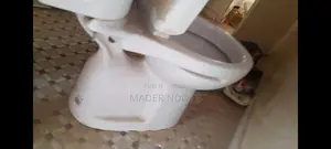 Une Chaise Anglais Et Un Lavabo