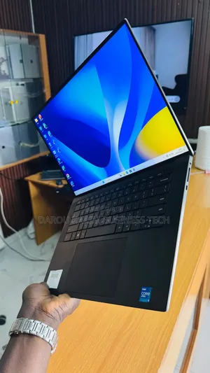 Nouveau Dell Precision 5560 16GB Intel Core i5 SSD 512GB