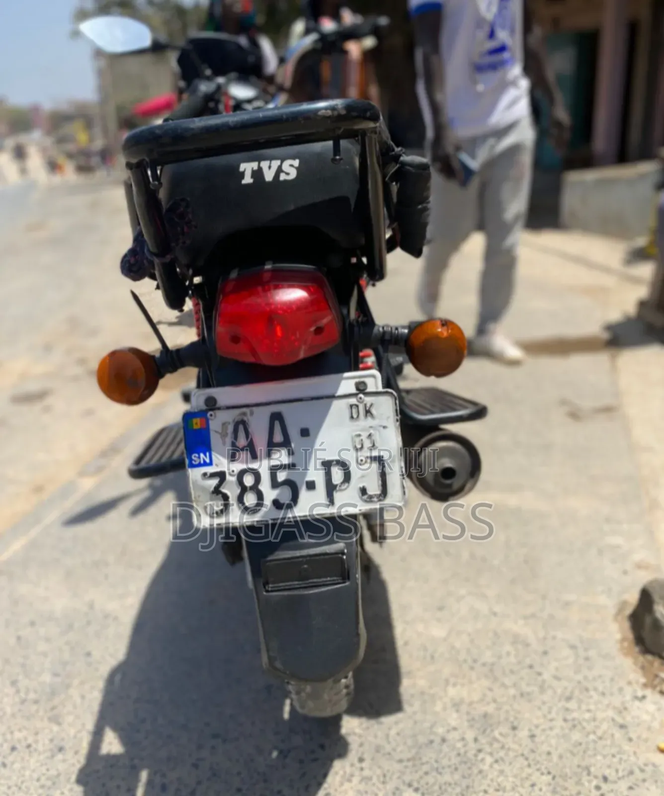 TVS HLX 125 2023 Rouge