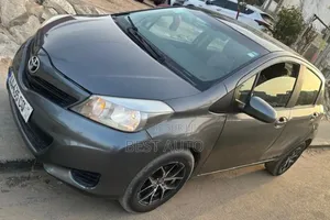 Toyota Yaris 2012 Gris