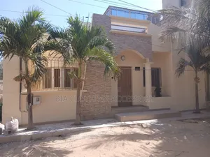 5chbre Maison de ville/terrasse dans R+1, Guediawaye à Vendre