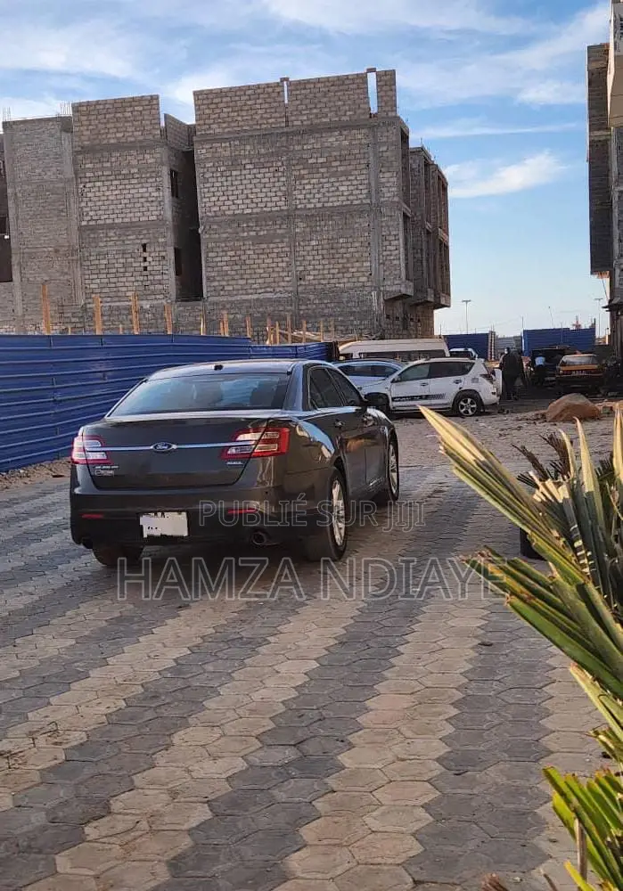 Ford Taurus 4dr Sedan 2016 Gris