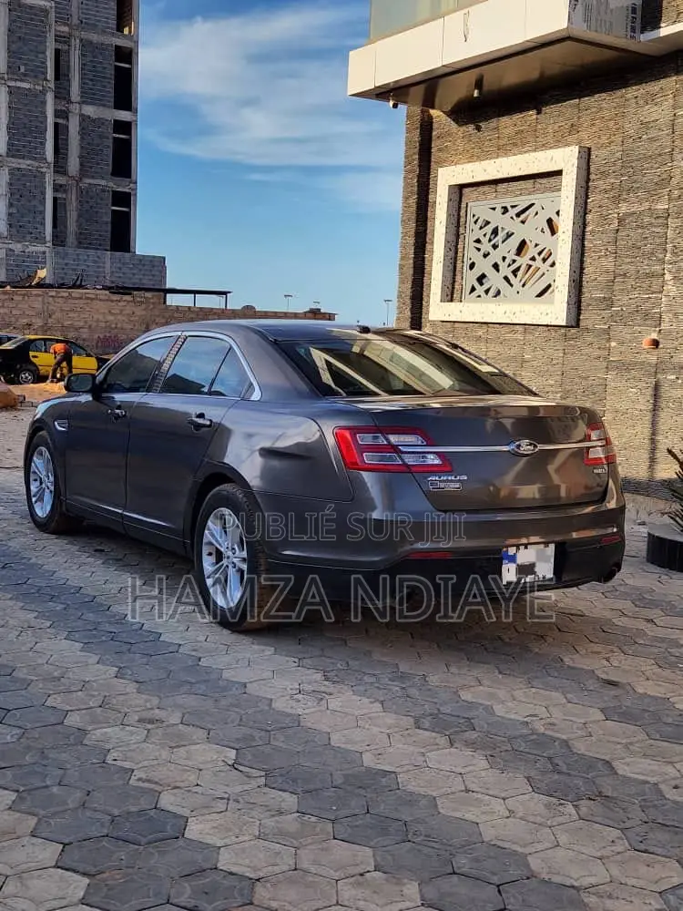 Ford Taurus 4dr Sedan 2016 Gris
