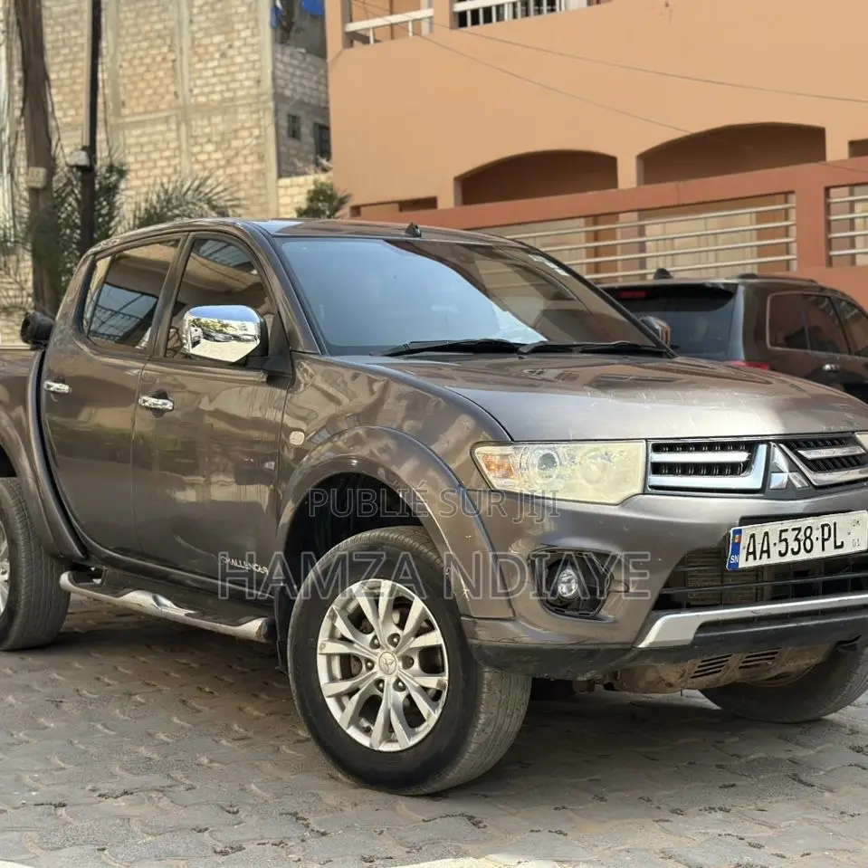 Mitsubishi L200 2015 Gris