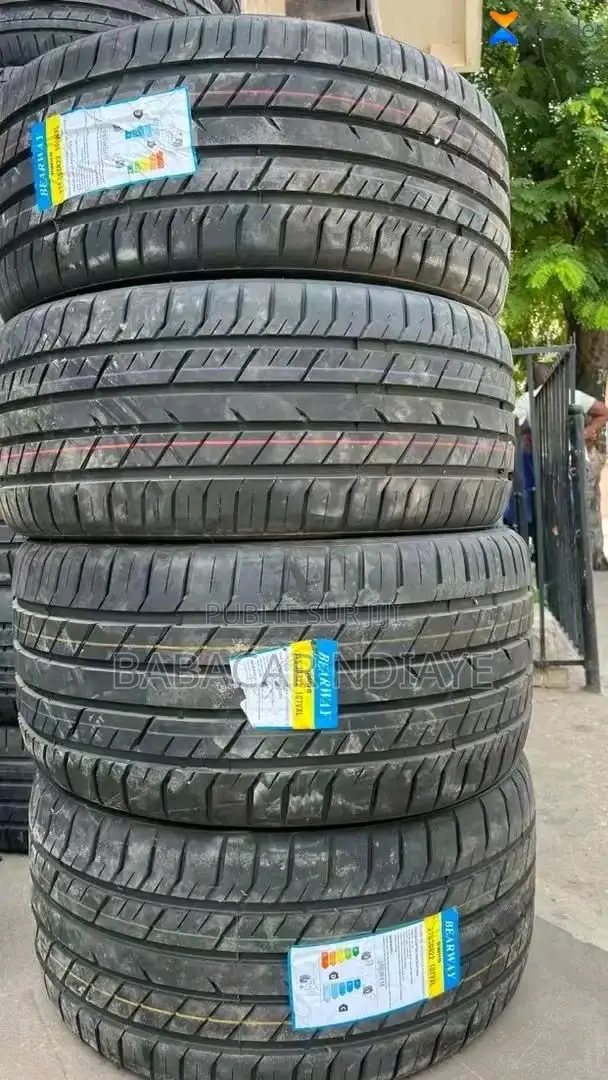 Des Pneus Neufs Et Venant