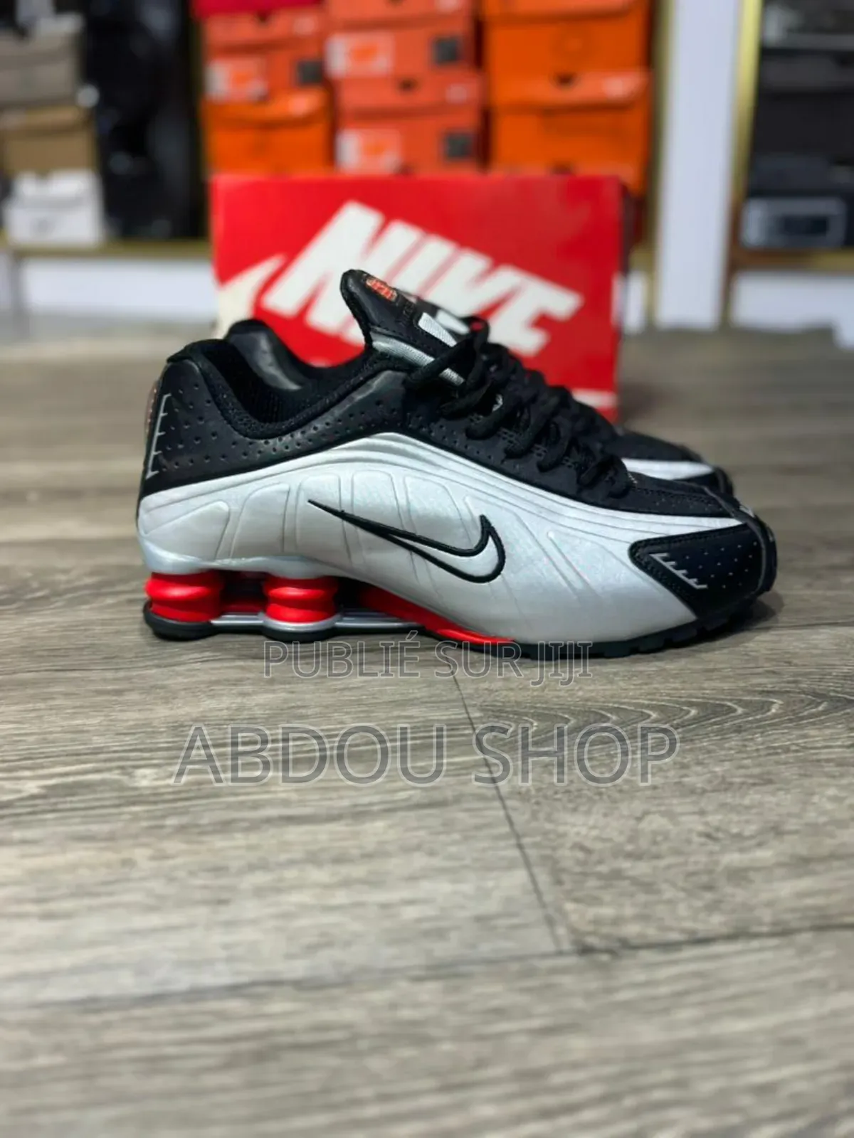 Nike Shox R4 Noir Et Gris Disponible