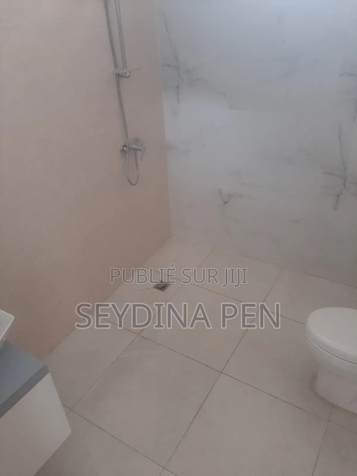 1chbre Chambre et salon dans Yellow Building, Parcelles Assainies