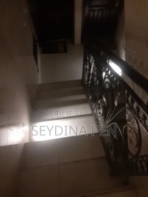 1chbre Chambre et salon dans Yellow Building, Parcelles Assainies