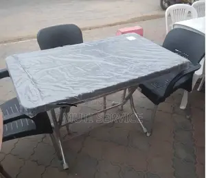 Chaise Plastique Originale Avec Pieds en Fer Inoxydable