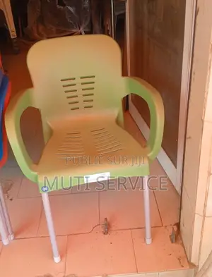 Chaise Plastique Originale Avec Pieds en Fer Inoxydable