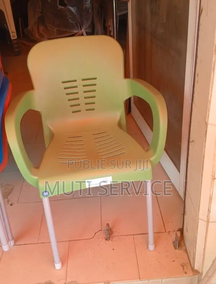 Chaise Plastique Originale Avec Pieds en Fer Inoxydable