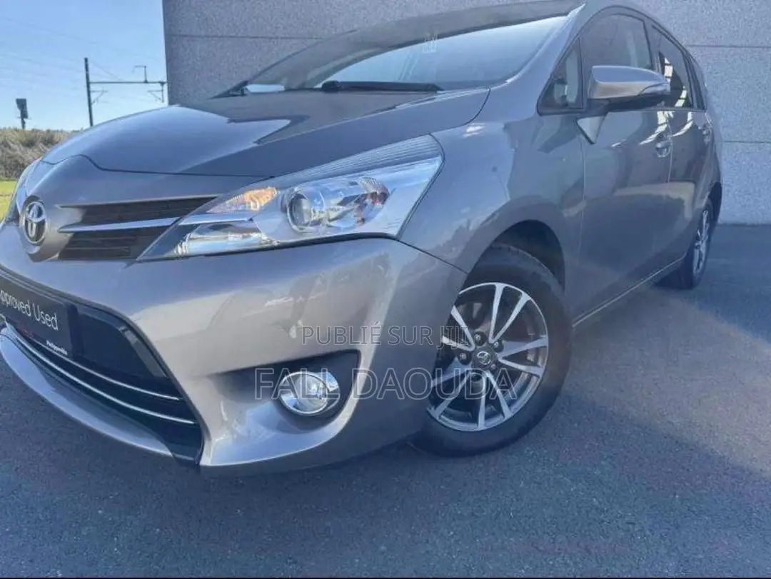 Toyota Verso 2017 Gris