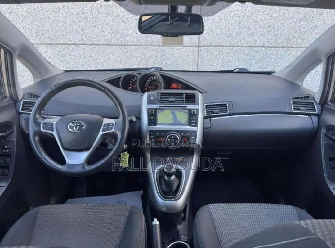 Toyota Verso 2017 Gris