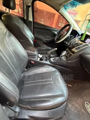 Ford Focus Titanium Sedan FWD (2.0L 4cyl 5M) 2013 Bordeaux