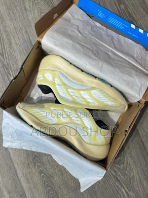 Yeezy 700 V3 Disponible