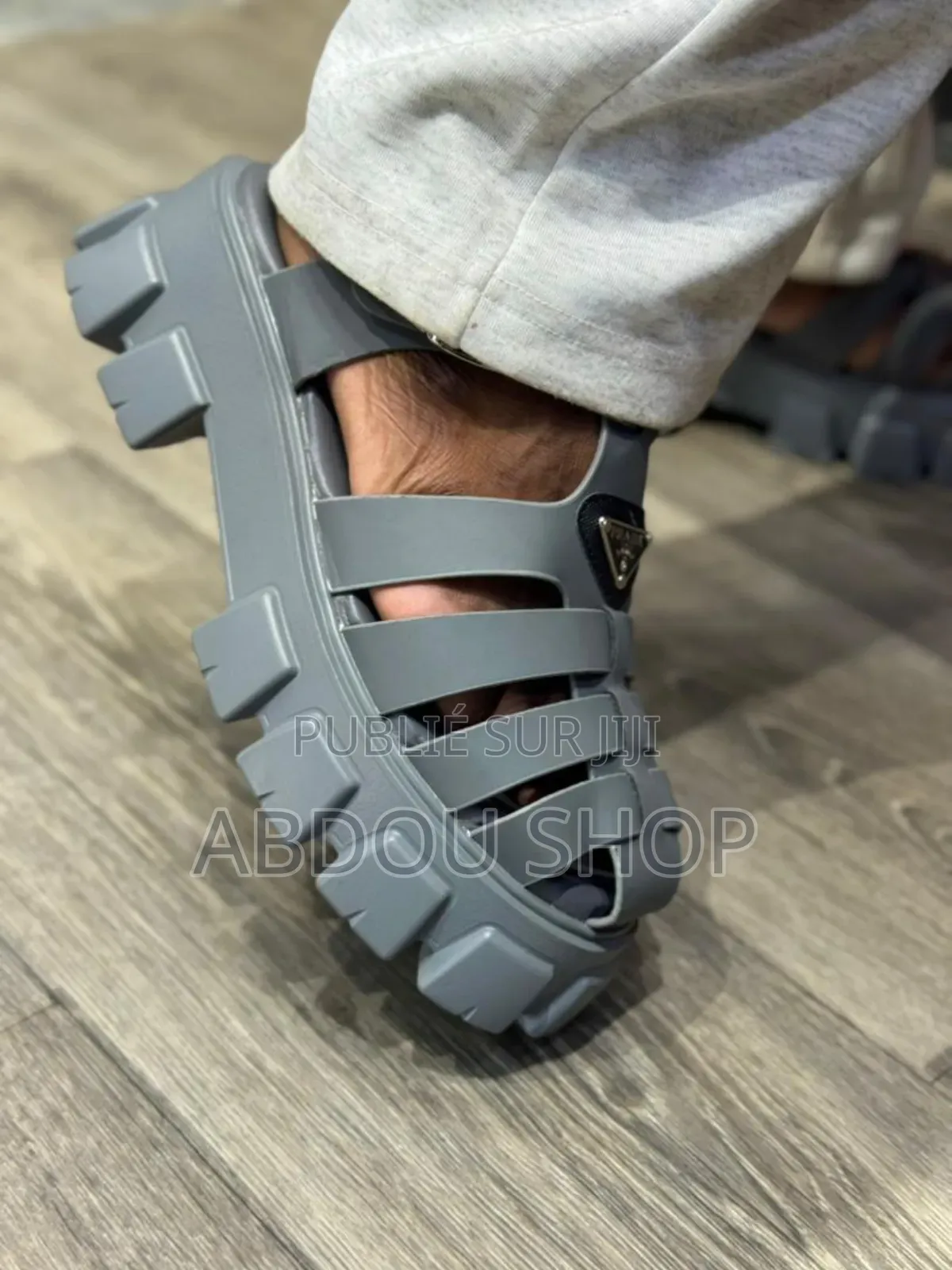 Prada Spartiates Couleur Gris Disponible